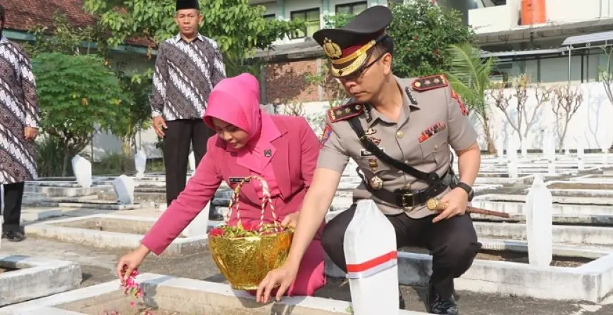 Sambut Hari Bhayangkara ke-80, Kapolres Trenggalek Ziarah ke Makam Pahlawan