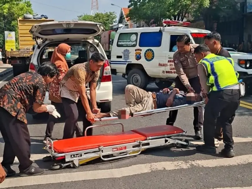 Gerobak Motor Es Batu di Lamongan Dihantam Truk, Satu Korban Luka Parah
