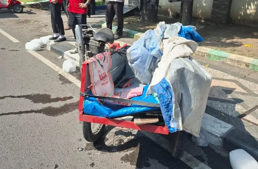 Gerobak Motor Es Batu di Lamongan Dihantam Truk, Satu Korban Luka Parah