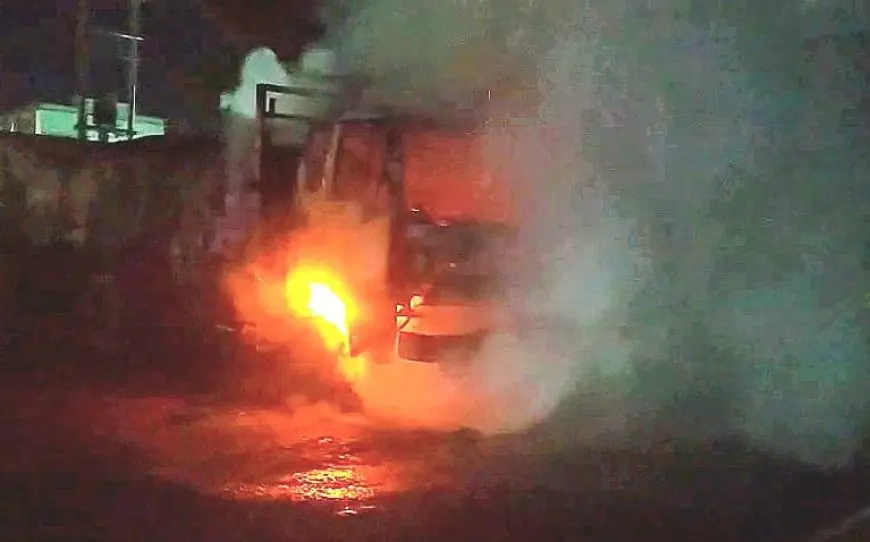 Diduga Overheat, Sebuah Truk di Gudang Pupuk Lamongan Hangus Terbakar