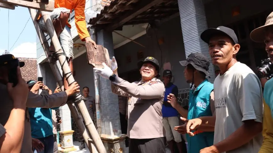 Sambut Hari Bhayangkara ke-80, Polres Lamongan Bedah Rumah Warga Kurang Mampu