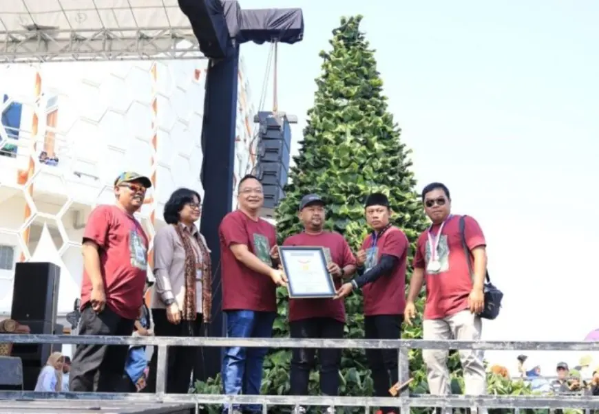 KWGe Ukir Sejarah, Gunungan Tumpeng Nasi Krawu 3.000 Nasi Krawu Setinggi 4,5 Meter Resmi Cetak Rekor MURI