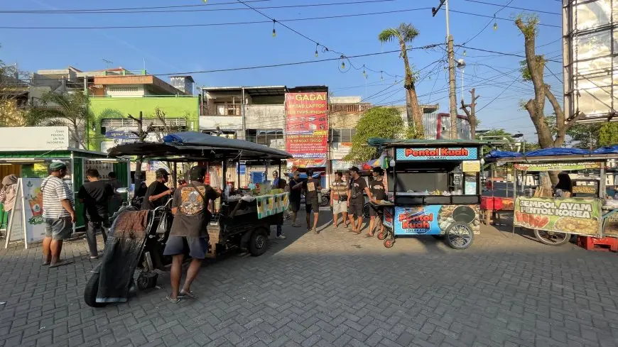 Perumda Pasar Lamongan Relokasi Puluhan PKL Malam ke Dalam Pasar Tingkat