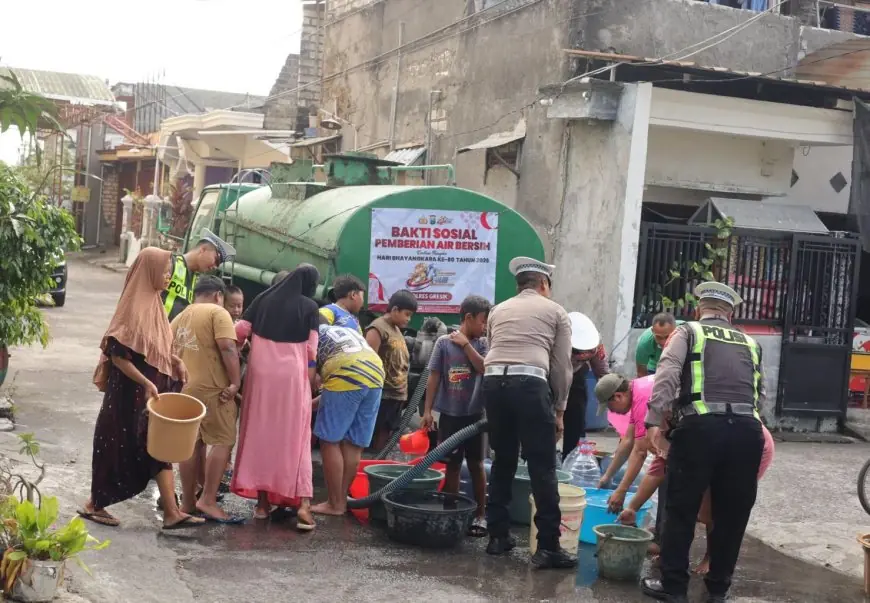 Warga Kesulitan Air Bersih, Satlantas Polres Gresik Turun Tangan Bantu Desa Pandanan Gresik