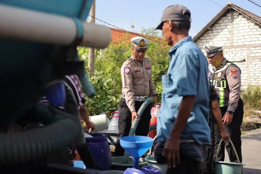 Warga Kesulitan Air Bersih, Satlantas Polres Gresik Turun Tangan Bantu Desa Pandanan Gresik