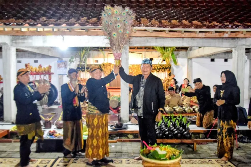 Lestarikan Warisan Leluhur, Bupati Lamongan Hadiri Peringatan 1 Suro di Gunung Ratu
