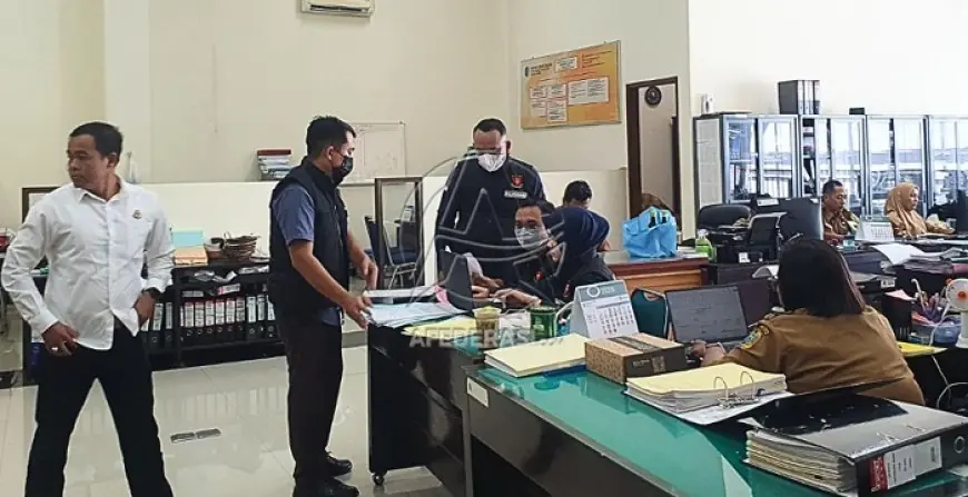 Geledah Kantor Disbudpar dan BPKAD, Penyidik Kejari Tulungagung Buru Bukti Pembelian Pendopo Kanjengan