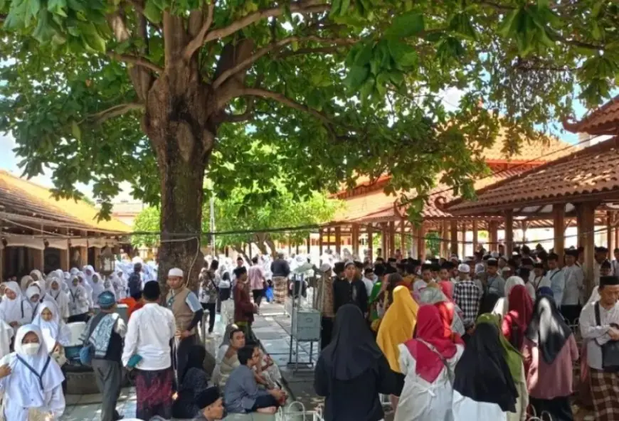Liburan Sekolah, Peziarah Wisata Religi di Gresik Melonjak, Datang dari Jawa hingga Sumatera