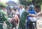 Aksi Jumat Berkah, Dandim 0812 Lamongan Bagikan Ratusan Paket Nasi Kotak ke Pengguna Jalan