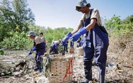Aksi Bersih Pantai dan Konservasi Lingkungan, Freeport Indonesia Angkat 1,6 Ton Sampah di Pantai Kemukem Gresik