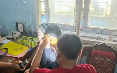 Telinganya Bengkak Karena Anting, Wanita di Lamongan Ini Datangi Kantor Damkar