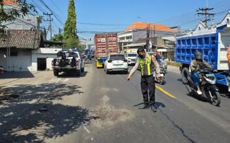 Hendak Mendahului dari Kiri, Pemotor Perempuan Tewas Usai Bentur Truk di Raya Betoyo Gresik