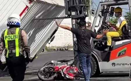 Dua Pemotor Lolos dari Maut, Selamat Sepersekian Detik Sebelum Motor Tertimpa Truk Box