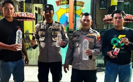 Razia 2 Warkop di Panceng Gresik, Polisi Amankan Pemilik dan Sita 80 Botol Miras dan 6 Jerigen Tuak