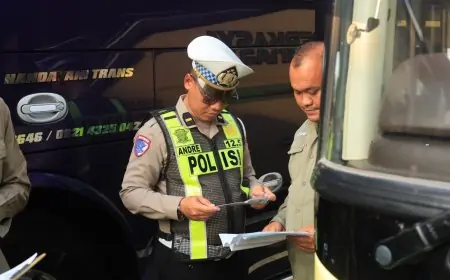 Cegah Kecelakaan Saat Liburan, Polisi dan Hubdat Ramp Check Kelaikan Bus di Tol Surabaya-Mojokerto
