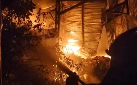 Gudang Rongsokan di Lamongan Ludes Terbakar, Kerugian Ditaksir 1 Miliar