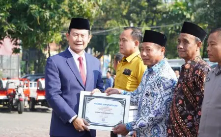 Peringati Harkopnas ke-79, Bupati Lamongan Serahkan Penghargaan untuk 30 Koperasi Berprestasi