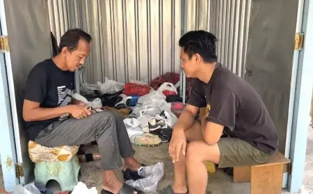 Ajaran Baru, Jasa Sol Sepatu di Lamongan Kebanjiran Orderan
