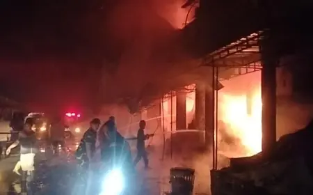Pasar Agrobis Babat Lamongan Diamuk Si Jago Merah: 7 Stand Ludes, Kerugian Capai Rp1 Miliar