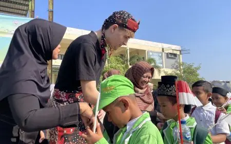 Mahasiswa Australia Beri Kejutan Siswa MIUS Lamongan di Hari Pertama Masuk Sekolah