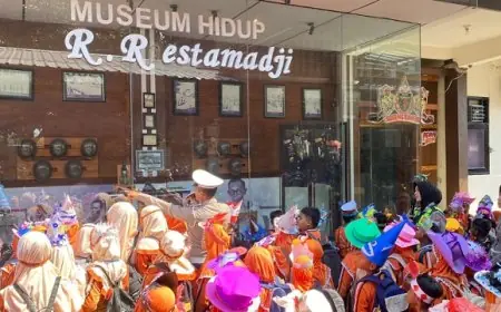 Kenalkan Tugas Polisi Sejak Dini, Satlantas Trenggalek Ajak Siswa Belajar di Museum