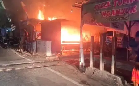 Lapak Nasi Goreng di Jalan Proklamasi Gresik Ludes Terbakar, Diduga Akibat Korsleting Listrik