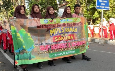 Keren! Hari Terakhir MPLS Ramah Sakura SMPN 1 Lamongan Diwarnai Aksi Bag Free Day dan Pameran Pop-Up Book