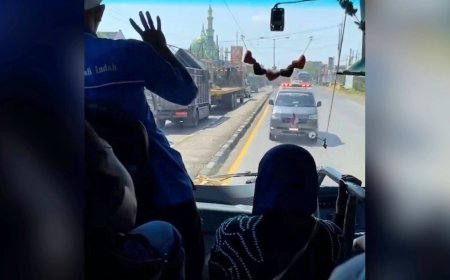 Ngeblong Lawan Arus di Lamongan, Bus Antarkota di Hadang Ambulans Viral