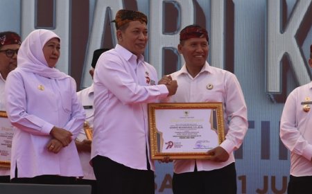 Plt Bupati Tulungagung Sabet Penghargaan Pembina Koperasi Andalan Jatim di Hari Koperasi ke-79