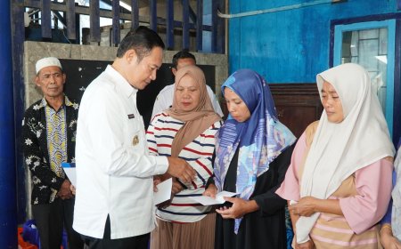 49 Hari Hilang Kontak, Bupati Lamongan Santuni Keluarga 18 ABK KMN Entok