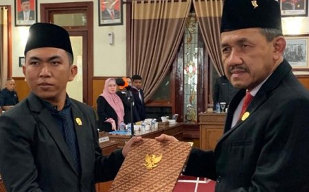 Gantikan Ayah yang Sakit, Wahyu Pratama Alamsyah Resmi Dilantik Jadi Anggota DPRD Tulungagung