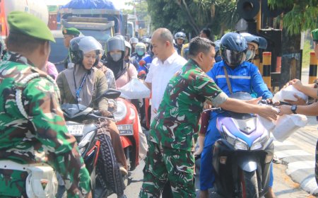 Aksi Jumat Berkah, Dandim 0812 Lamongan Bagikan Ratusan Paket Nasi Kotak ke Pengguna Jalan
