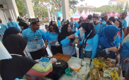 Pak Yes Kenalkan Batik dan Wingko Lamongan ke 162 Mahasiswa Internasional Summer School