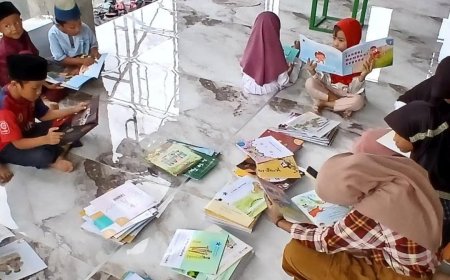Kisah Pasutri di Cerme Gresik Sulap Rumah Pribadi Menjadi Ruang Literasi di Tengah Gempuran Gawai