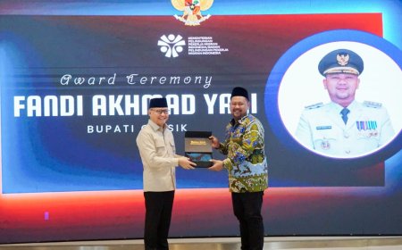 Lindungi Anak PMI, Bupati Gresik Raih Penghargaan Kepala Daerah Inspiratif