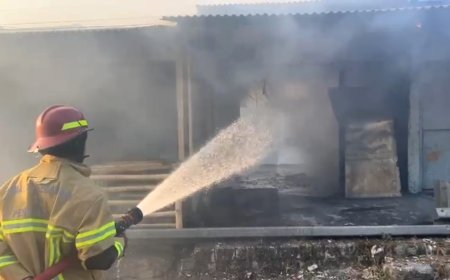 Bakar Sampah Tanpa Pengawasan Api Merambat Melalap Ruko Kosong di Pasar Dukun Gresik