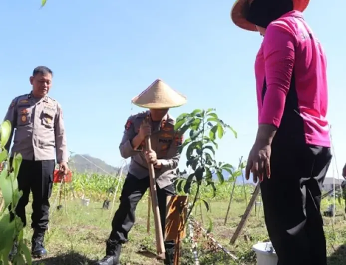 Rayakan Hari Bhayangkara ke-80, Polres Trenggalek Tanam 100 Bibit Pohon Produktif