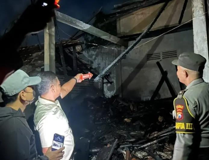 Lupa Padamkan Api Sampah, Gudang Kayu dan Kandang Ayam di Boyolangu Ludes Terbakar