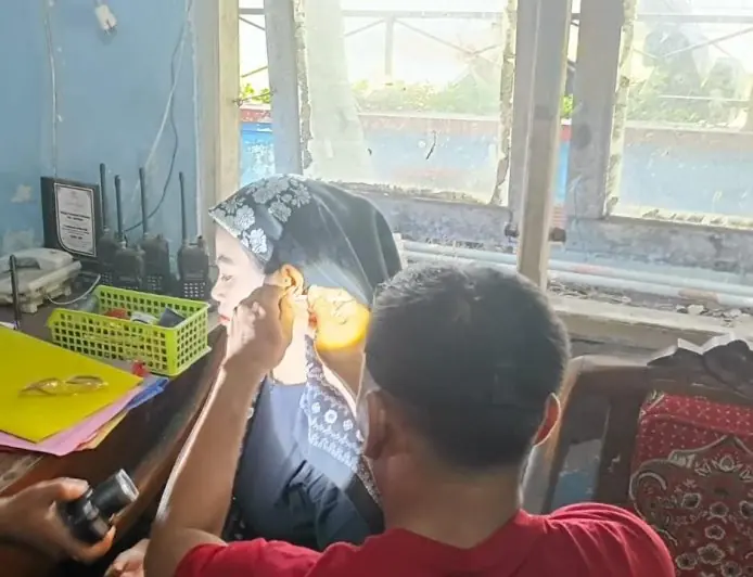 Telinganya Bengkak Karena Anting, Wanita di Lamongan Ini Datangi Kantor Damkar