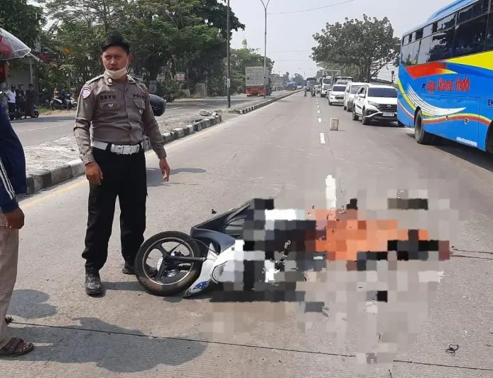Diduga Gagal Menyalip Tronton, Pemotor Asal Bojonegoro Tewas di Jalur Nasional Lamongan-Babat