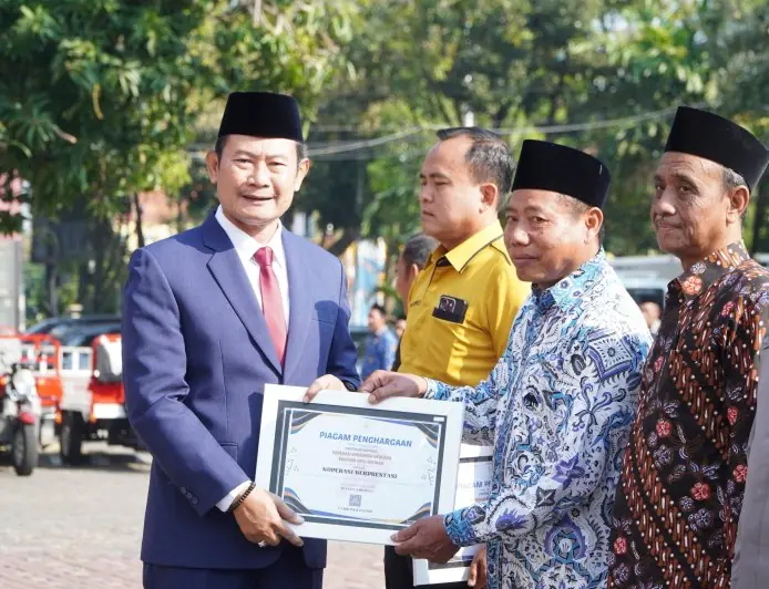 Peringati Harkopnas ke-79, Bupati Lamongan Serahkan Penghargaan untuk 30 Koperasi Berprestasi