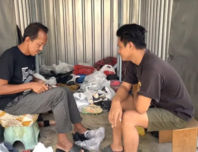 Ajaran Baru, Jasa Sol Sepatu di Lamongan Kebanjiran Orderan
