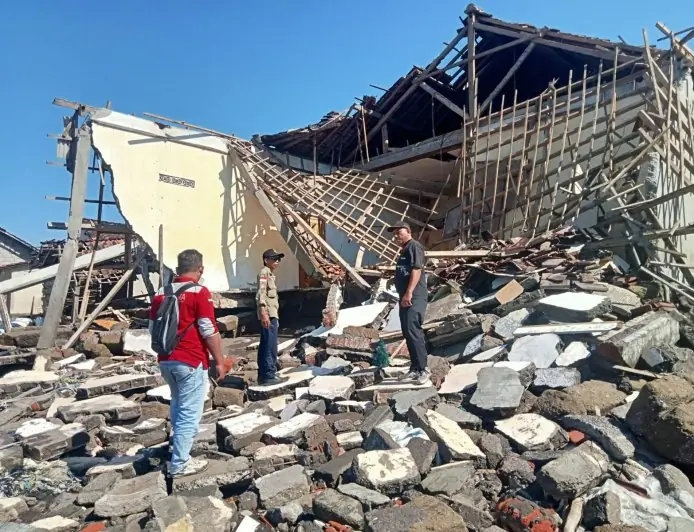 Diterjang Gelombang Pasang, Tujuh Rumah Warga di Pesisir Situbondo Rusak Berat