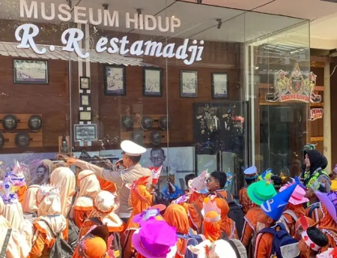 Kenalkan Tugas Polisi Sejak Dini, Satlantas Trenggalek Ajak Siswa Belajar di Museum