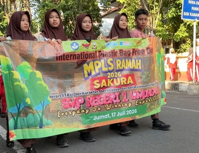 Keren! Hari Terakhir MPLS Ramah Sakura SMPN 1 Lamongan Diwarnai Aksi Bag Free Day dan Pameran Pop-Up Book