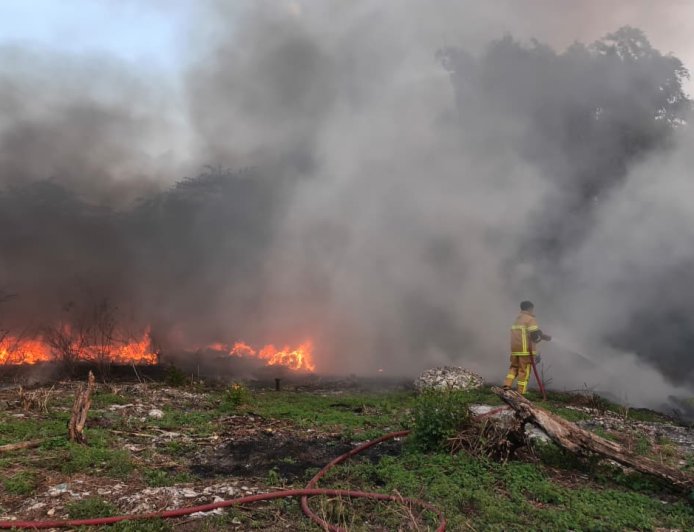 Cuaca Panas dan Kering, Damkarla Gresik Ingatkan Bahaya Bakar Sampah Tampa Pengawasan