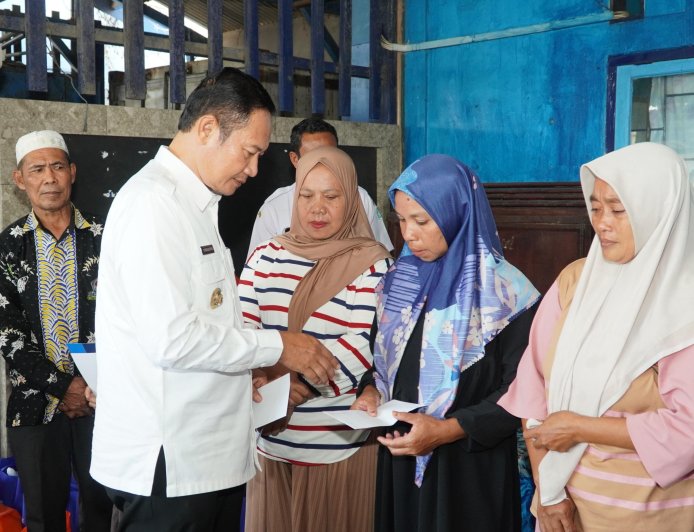 49 Hari Hilang Kontak, Bupati Lamongan Santuni Keluarga 18 ABK KMN Entok