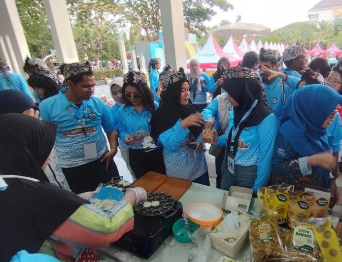 Pak Yes Kenalkan Batik dan Wingko Lamongan ke 162 Mahasiswa Internasional Summer School