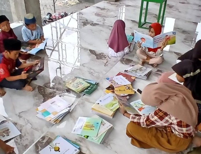 Kisah Pasutri di Cerme Gresik Sulap Rumah Pribadi Menjadi Ruang Literasi di Tengah Gempuran Gawai
