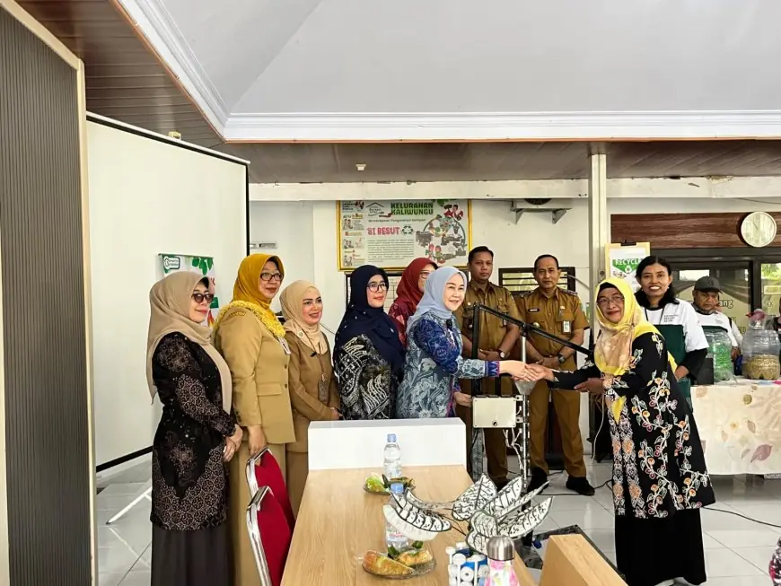 Warga Kaliwunggu Terima  Bantuan Mesin Daur Ulang Plastik dari DLH Jombang